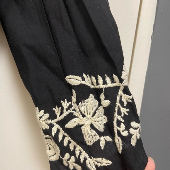 Love Tree black romper womens size large  white embroidered flowers - Picture 4 of 12